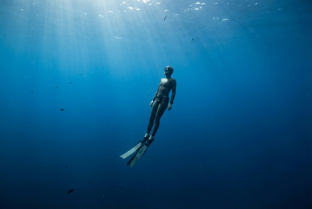 غواص حر يصعد بهدوء في البحر المفتوح
