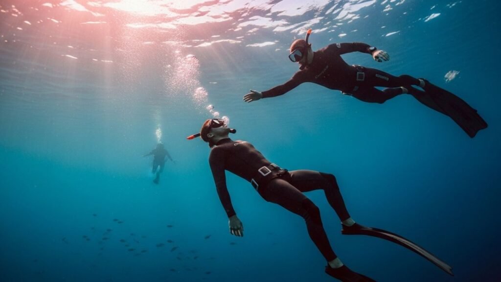 غواص يفقد الوعي أثناء الصعود بينما يقترب منه زميل لإنقاذه