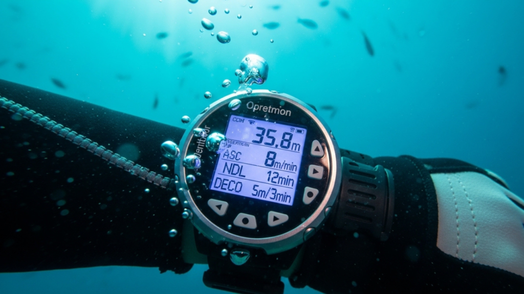 "حاسوب الغوص يعرض بيانات العمق والصعود أثناء الغوص"