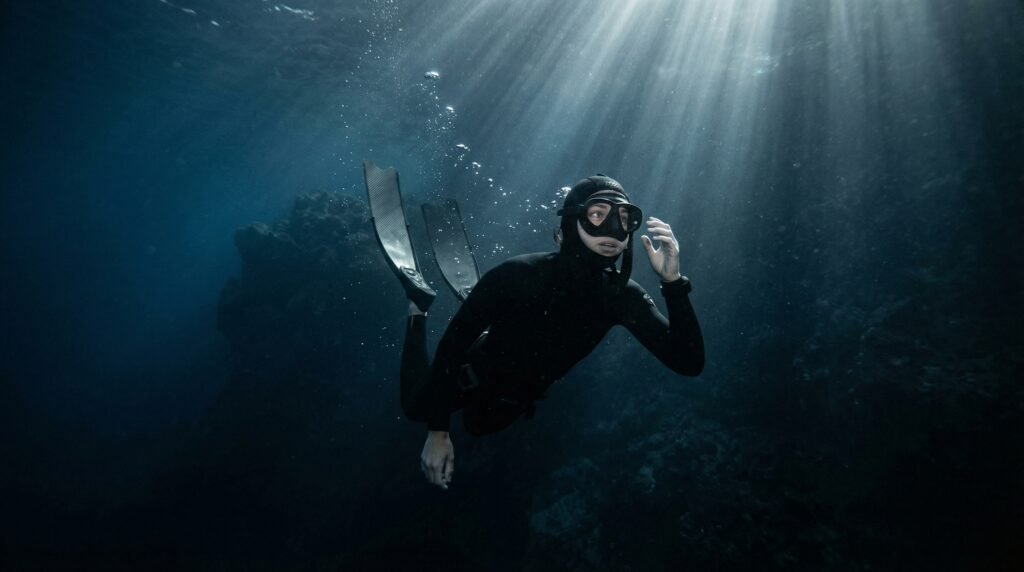 غواص تحت الماء في وضع خطر يرمز لمخاطر التدريب الخاطئ