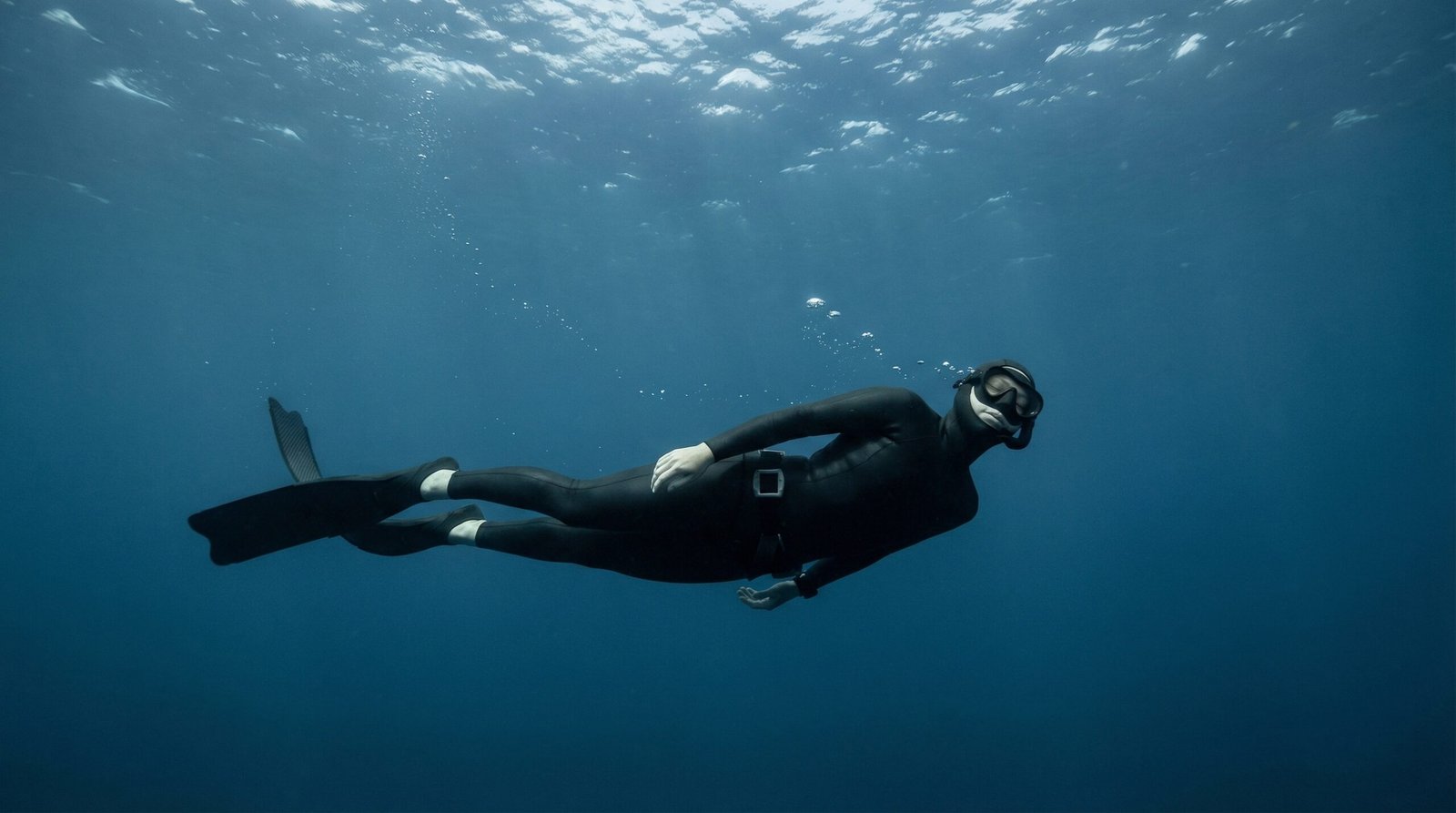 غواص حر يتدرب على حبس النفس في أعماق البحر أثناء تدريب الغوص الحر