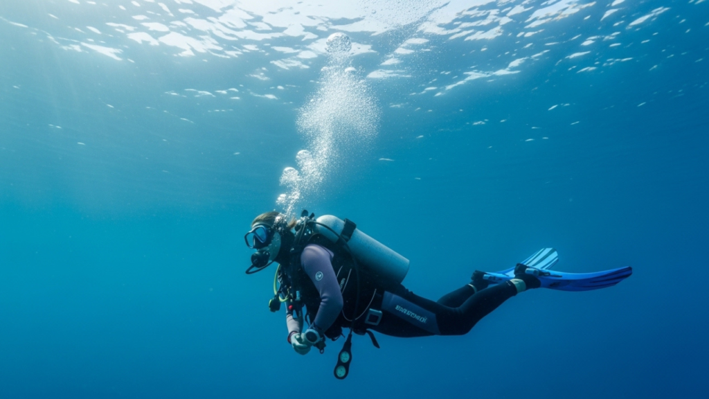 "غواص يقوم بتوقف السلامة أثناء الصعود لتجنب مرض تخفيف الضغط"