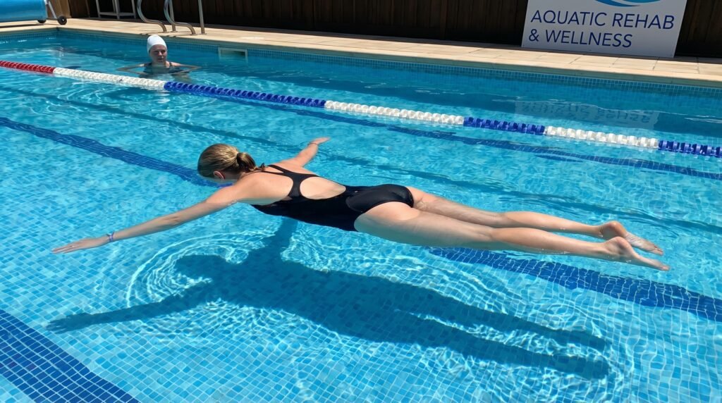 سباح داخل الماء يظهر تأثير الطفو وتقليل الضغط على المفاصل