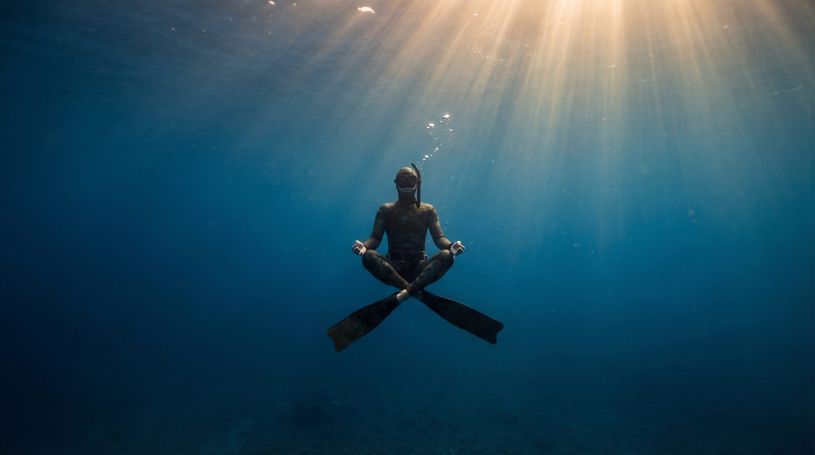 غواص حر يتدرب على حبس النفس بهدوء في أعماق البحر