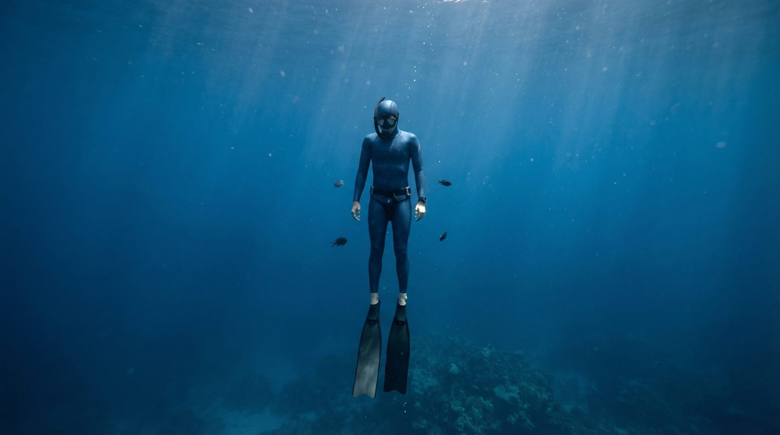 غواص فريدايفينغ يحبس أنفاسه بهدوء في أعماق البحر أثناء تدريب حبس النفس