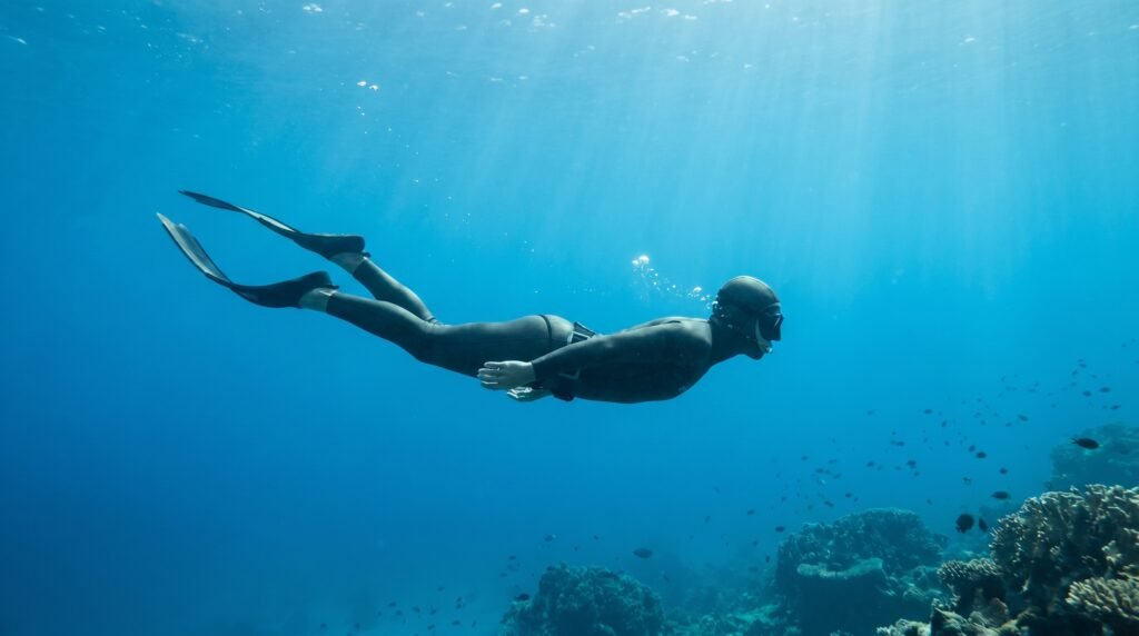 غواص في حالة استرخاء تام تحت الماء مع إضاءة طبيعية هادئة